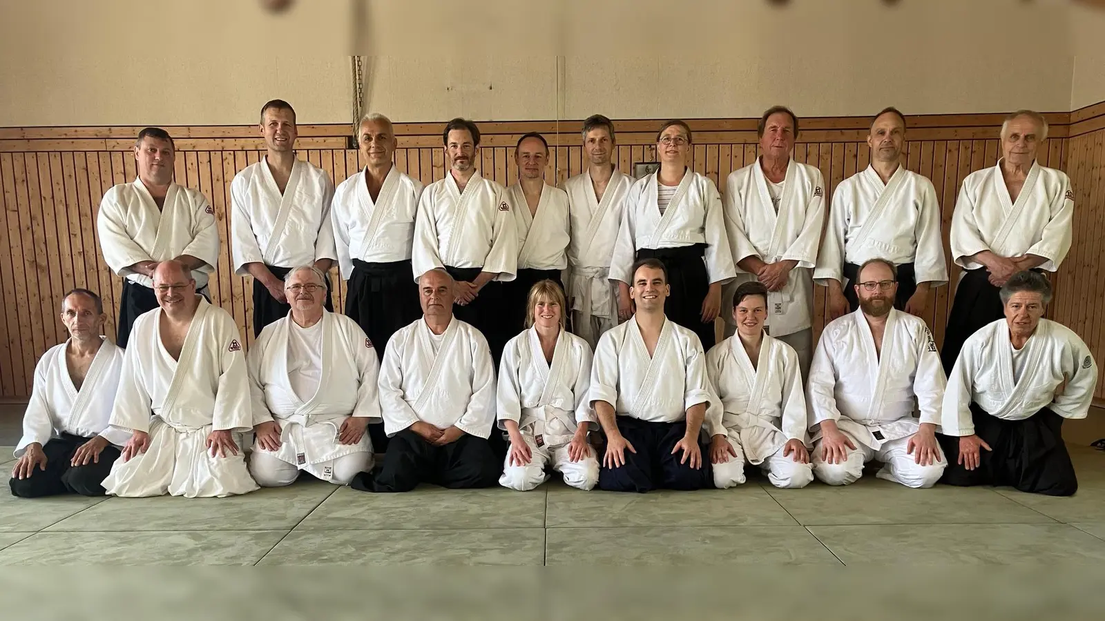 Die am Stiftland-Training anwesenden Aikidoka. Rechts stehend Werner Winkler, sitzend <br>Margret Schels. (Bild: Andreas Laubert)