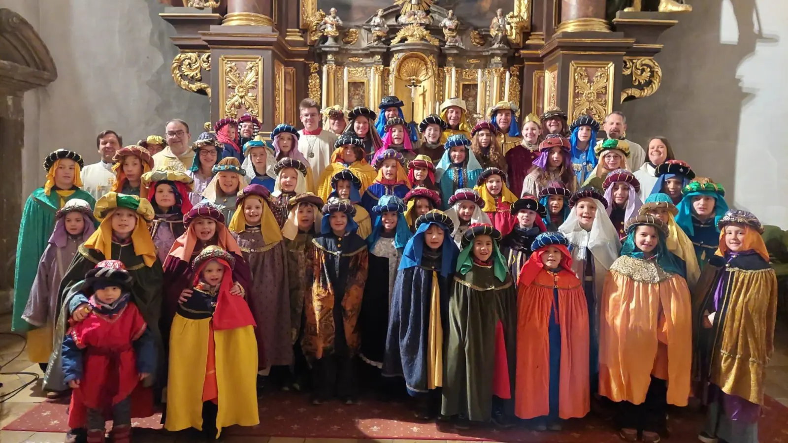 Die Sternsinsingerinnen und Sternsinger beim Aussendungsgottesdienst in der Pfarrkirche St.Marien. (Bild: Stefanie Jungwirth)