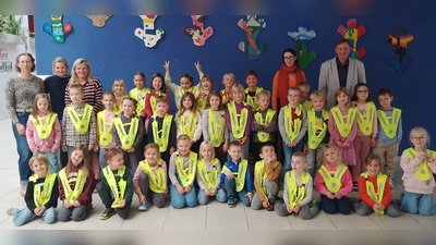 Die Verkehrswacht stattete die ABC-Schützen der Schnaittenbacher Grundschule mit gelb reflektierenden Sicherheitsüberwürfen aus, damit sie bei Dunkelheit sicher zur Schule und wieder nach Hause kommen. Hinten von links: Lehrerin Josefine Kreimel, Lehrerin Florentine von Imhoff, Konrektorin Sabine Spindler, Hannah Leitl und stellv. Verkehrswachtvorsitzender Martin Meier. (Bild: Hubert Ritz)