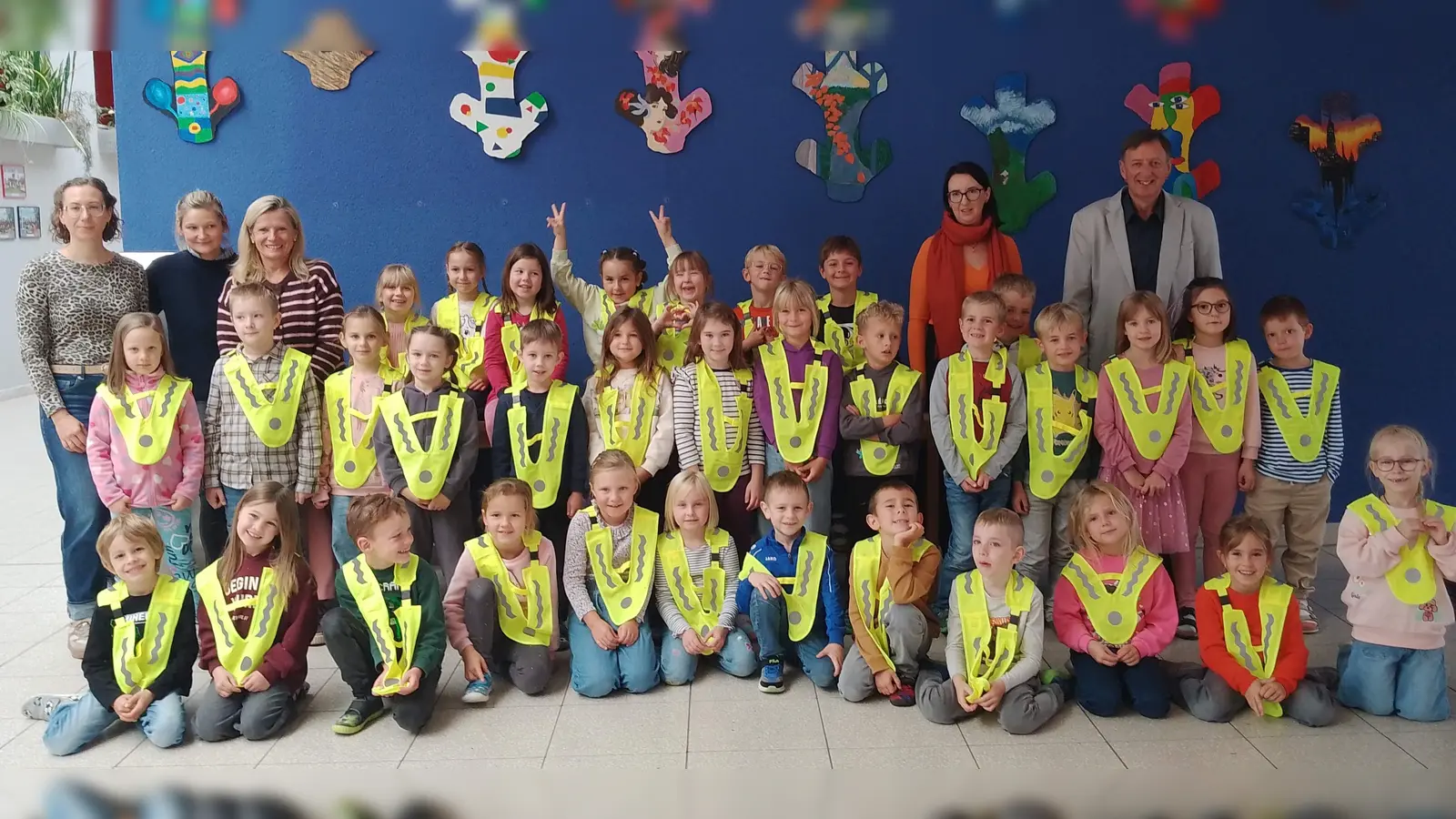 Die Verkehrswacht stattete die ABC-Schützen der Schnaittenbacher Grundschule mit gelb reflektierenden Sicherheitsüberwürfen aus, damit sie bei Dunkelheit sicher zur Schule und wieder nach Hause kommen. Hinten von links: Lehrerin Josefine Kreimel, Lehrerin Florentine von Imhoff, Konrektorin Sabine Spindler, Hannah Leitl und stellv. Verkehrswachtvorsitzender Martin Meier. (Bild: Hubert Ritz)