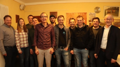 Die gewählte Vorstandschaft des JU-Ortsverbandes Rieden-Vilshofen mit ihrem Ersten Vorsitzenden Nicholas Hollweck (7.v.l.), Riedens Bürgermeister Erwin Geitner (r.). und JU-Kreisvorsitzenden Henner Wasmuth (l.). (Bild: Michael Rabenhofer)