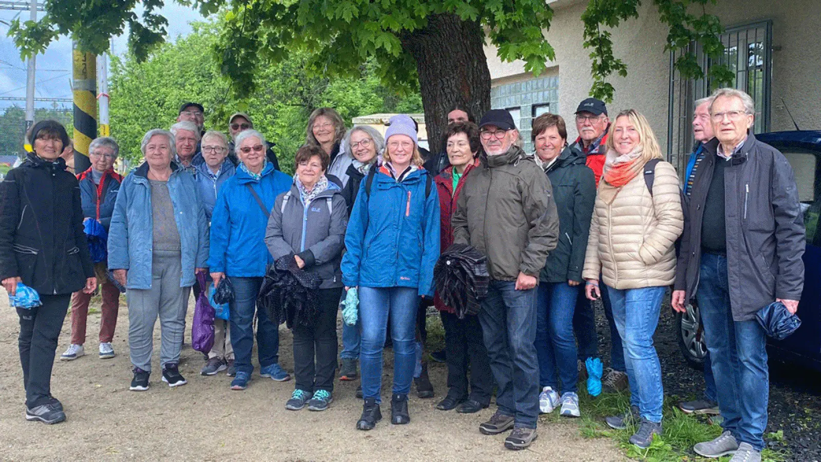 Trotz widrigem Wetter bleibt die Reisegruppe gut gelaunt (Bild: Elisabeth Schupfner)