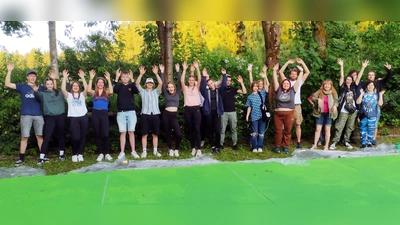 Jugendliche aus Frankreich und Deutschland hinter einer grundierten Kulisse in der Jugendherberge Tannenlohe. (Bild: Markus Werner)