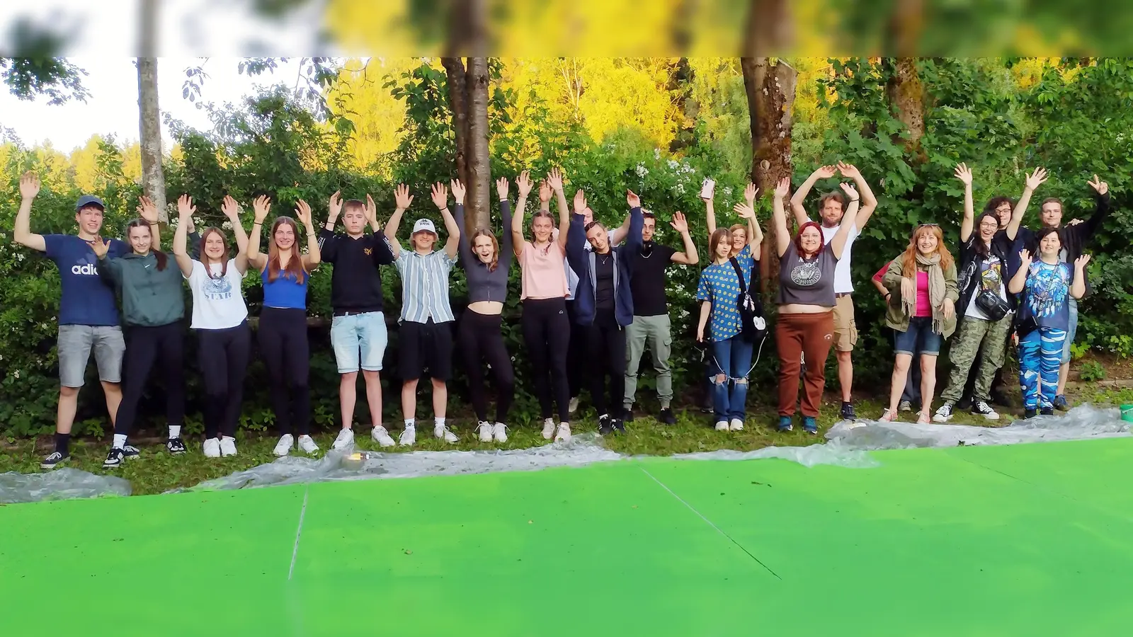 Jugendliche aus Frankreich und Deutschland hinter einer grundierten Kulisse in der Jugendherberge Tannenlohe. (Bild: Markus Werner)