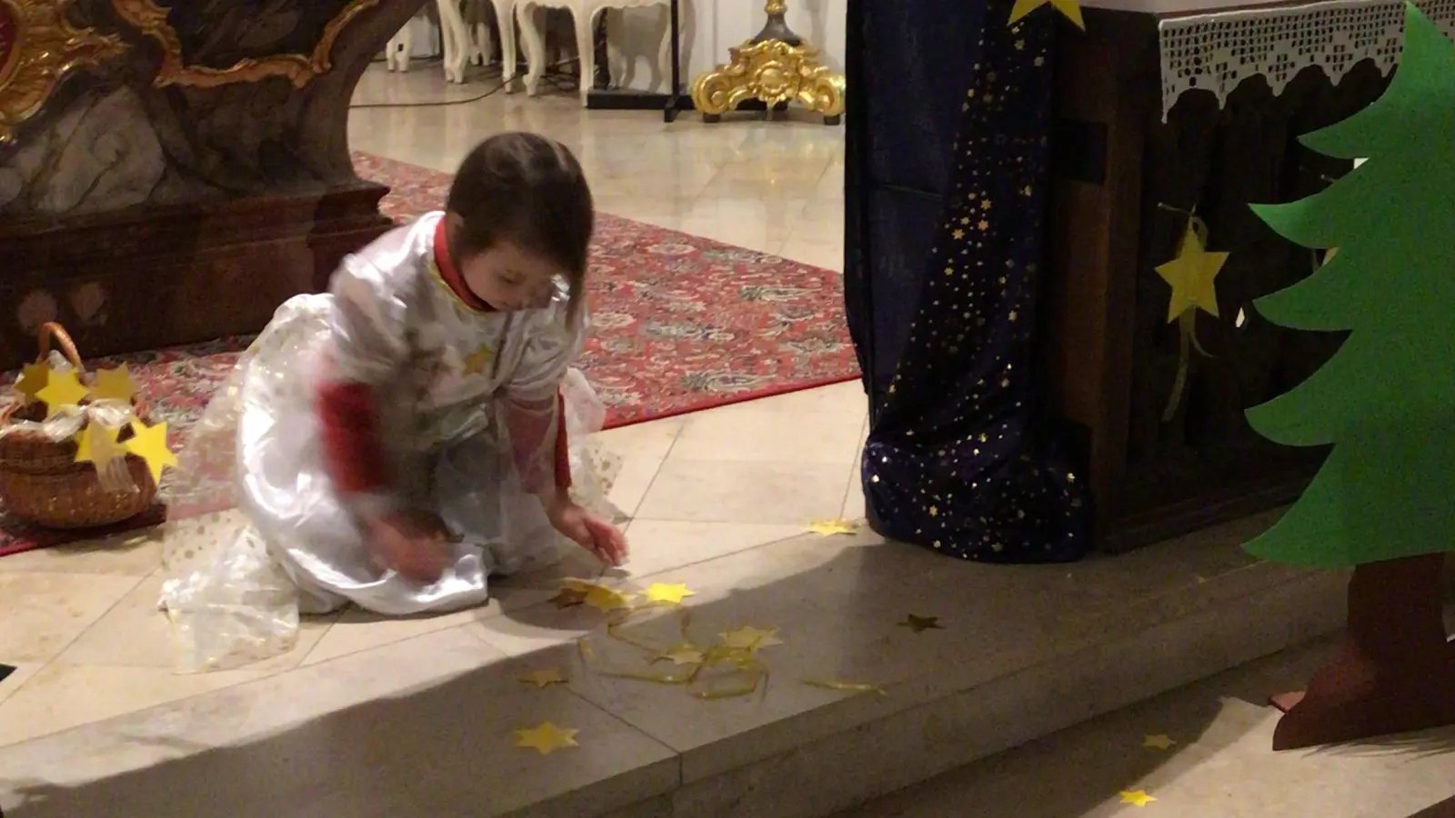 Sterntaler „Johanna” sammelt alle Sterne und Taler, die vom Himmel gefallen sind ein. (Bild: Ina Zaspel)