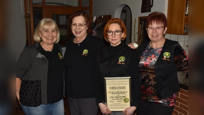Dem langjährigen Mitglied Angelika Pilz (3. von links) gratulierten Vorsitzende Rosi Polland (links) und ihre Stellvertreterinnen Christine Wohner (2. von links) und Margareta Czichon (rechts).. (Bild: Bernhard Czichon )