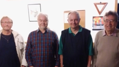 Die Kreis-Blitz-Einzelmeisterschaft fand kürzlich in Mitterteich statt. Im Bild (von links) Michael Mücke, Paul Trapp, Turniersieger Thoralf Kirschnek und Kreisspielleiter Karl-Johan Laustsen. (Bild: Schachclub Mitterteich/exb)