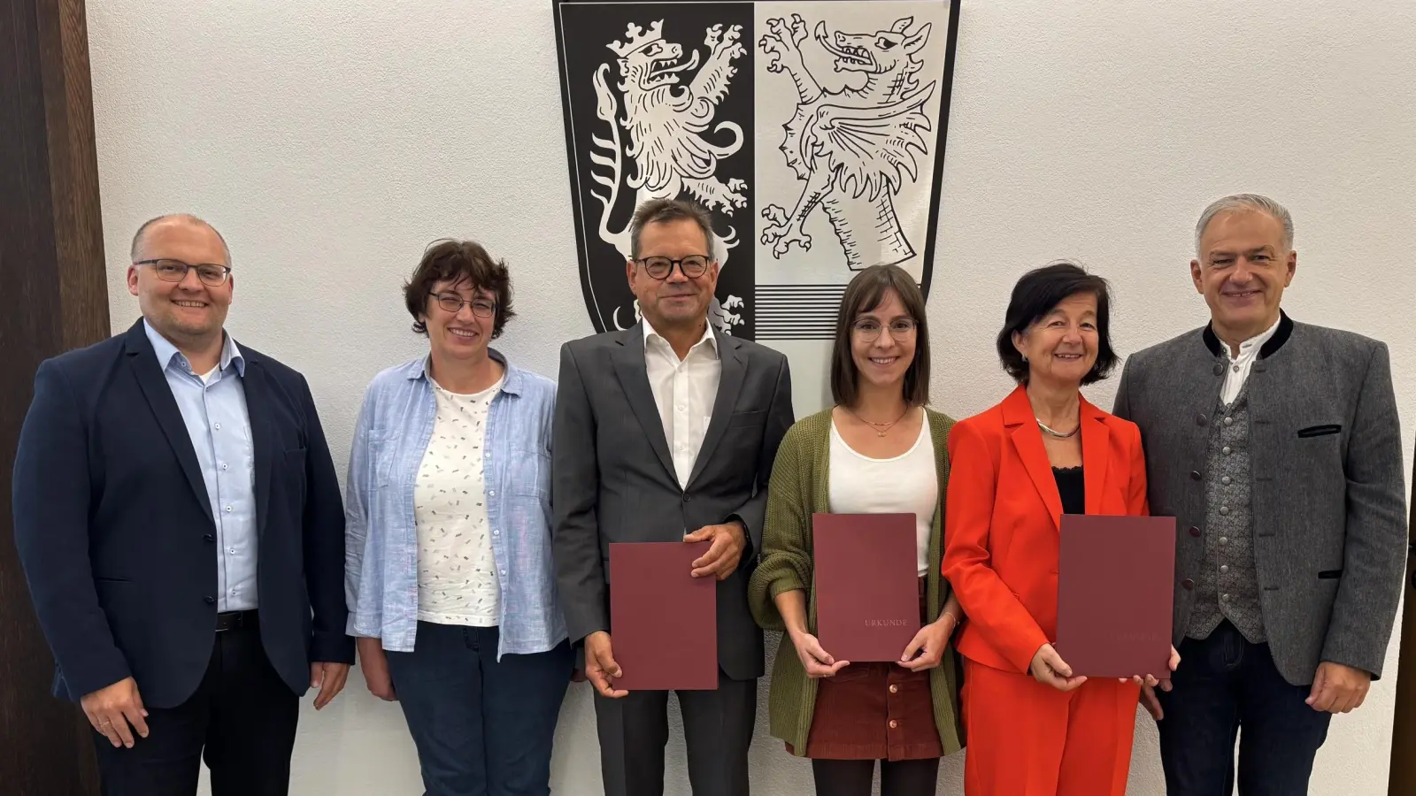 von links: Büroleiter des Landrats: Wolfgang Fenzl, Personalrätin Birgit Üblacker, Harald Schlöger, Sabine Rosner, Annegret Dworschak, Landrat Roland Grillmeier (nicht im Bild: Klaus Rosner)  (Bild: Marie Kammermeier )