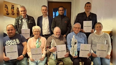 Beim Ehrenabend des Trachtenvereins wurden folgende Mitglieder geehrt: (v.v.re.) Maria Fischer, Hans-Jürgen Enders, Dietmar Anzer, Sonja Mößbauer, Daniel Böhm. (hi.v.re.) Johannes Prechtl, Pfarrer Anish George, Bürgermeister Wolfgang Söllner, Manfred Kratzer.  (Bild: Josef Söllner)