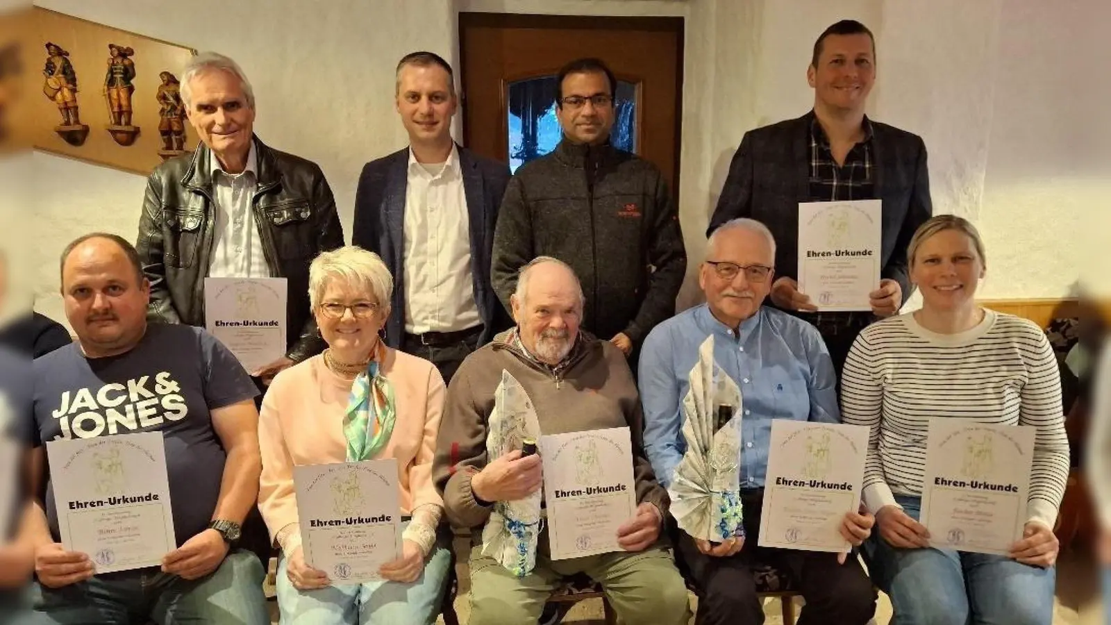 Beim Ehrenabend des Trachtenvereins wurden folgende Mitglieder geehrt: (v.v.re.) Maria Fischer, Hans-Jürgen Enders, Dietmar Anzer, Sonja Mößbauer, Daniel Böhm. (hi.v.re.) Johannes Prechtl, Pfarrer Anish George, Bürgermeister Wolfgang Söllner, Manfred Kratzer.  (Bild: Josef Söllner)