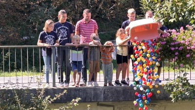 Mit großer Spannung werden die Bälle zum Riverball losgeschickt (Bild: Antje Madl)