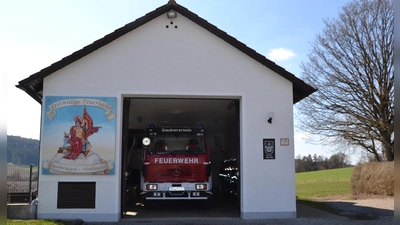 Die Feuerwehr Saubersrieth-Niederland ist gut ausgestattet und in einem neuen Gerätehaus untergebracht. Der Schutzheilige Sankt Florian (links im Bild) hat seinen Schutzmantel über die Feuerwehrleute gelegt.  (Bild: Peter Garreiss)