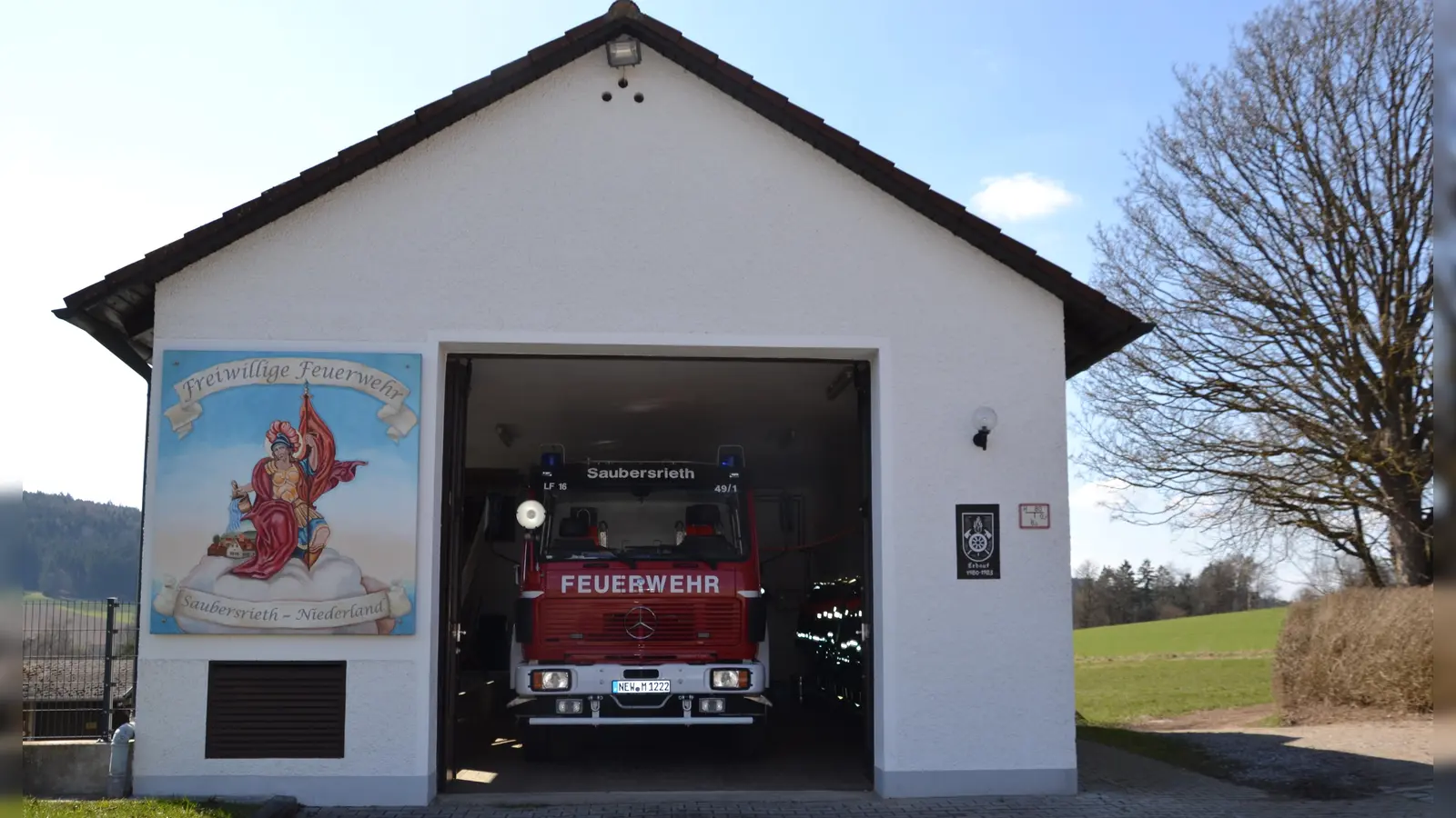 Die Feuerwehr Saubersrieth-Niederland ist gut ausgestattet und in einem neuen Gerätehaus untergebracht. Der Schutzheilige Sankt Florian (links im Bild) hat seinen Schutzmantel über die Feuerwehrleute gelegt.  (Bild: Peter Garreiss)