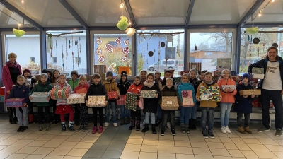 Rektorin Friederike Bösl freute sich über die vielen Päckchen, die an Tobias Beer vom Round Table übergeben werden konnten. (Bild: Peter Grosser)