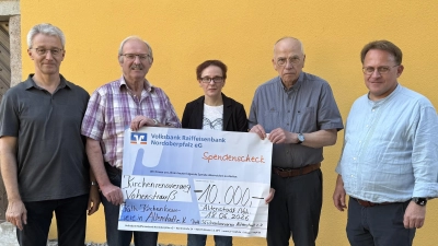 Die Mitglieder des Kirchenvereins Altenstadt/VOH bei der Spendenübergabe an Pfarrer Hösl. (Bild: Claudia Gleißner)