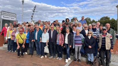Die Reisegruppe im Hafen von Ueckermünde. (Bild: Reimund Frech)