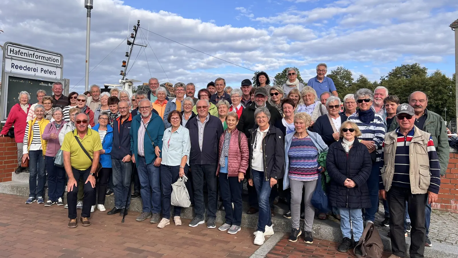 Die Reisegruppe im Hafen von Ueckermünde. (Bild: Reimund Frech)
