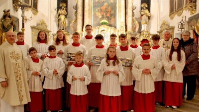 Die neuen Ministranten Hannes Thanner und Leonie Bauer (vorne Mitte), Martin Zitzmann (nicht im Bild) sowie die ausscheidenden Ministranten Sebastian Elsner, Jakob Gillitzer und Lukas Böhm (zweite Reihe, Mitte) zusammen mit Pfarrer Herbert Rösl (links), Ruhestandspfarrer Max Stigler und Mesnerin Renate Pflug (rechts) sowie die diensthabenden Ministranten. (Bild: Josef Böhm)