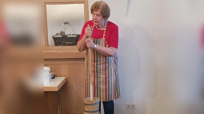 Frau Rosi Pasch mit den Butterfass von ihrer Mutter. (Bild: Carola Meier)