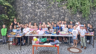 51 Kinder überreichte Büchereileiterin Doris Neumann(hinten links) die Preise und Urkunden. (Bild: Samuel Neumann)