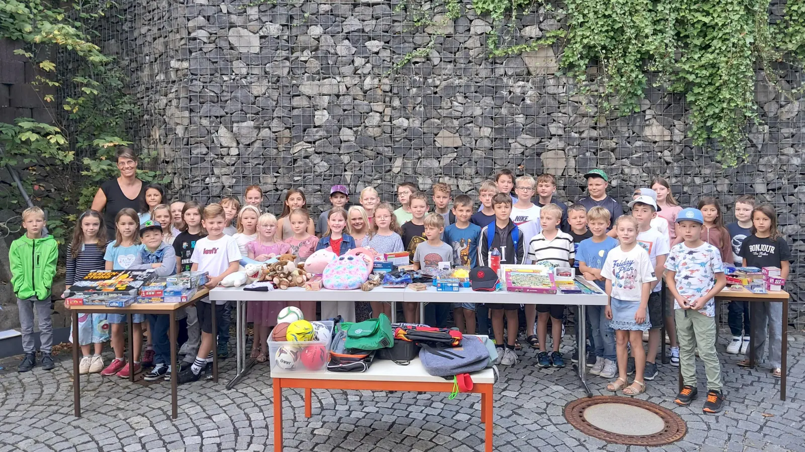 51 Kinder überreichte Büchereileiterin Doris Neumann(hinten links) die Preise und Urkunden. (Bild: Samuel Neumann)