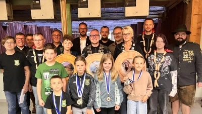 Die neuen Könige und alle Prämierten der SSG Weiherhammer am Königsschießen 2026 (Bild: Gerald Erl)