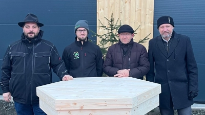 Von links nach rechts: Vorstand Peter Schedl, Kommandant Konstantin Franz, Pfarrer Thiermann, Bürgermeister Lothar Müller  (Bild: Fabian Schön)