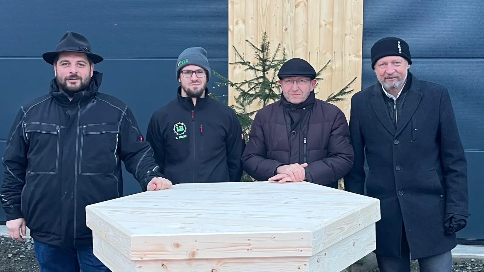 Von links nach rechts: Vorstand Peter Schedl, Kommandant Konstantin Franz, Pfarrer Thiermann, Bürgermeister Lothar Müller  (Bild: Fabian Schön)