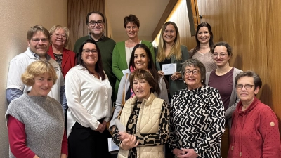 Vorne: Vorsitzende Evi Rauch, Kassier Johanna Lang, Vorsitzende Erika Beer und Vorsitzende Maria Pilhofer.<br>Mittlere Reihe: Herr Pommer – Aktion Herzenswünsche, Vorsitzende Melli Färber, Frau Kohl - Aktion Pomoć und Frau Kenz - Donum Vitae. Hintere Reihe: Frau Gutwein – Sozialdienst katholischer Frauen, geistlicher Beirat Pfarrer Herbert Mader, Cornelia Bohmann – Kneipp-Kindergarten Herz Jesu Rosenberg, Madlen Schleicher – Katholischer Kindergarten St. Marien und Ivonne Wamser – Kindertageseinrichtung St. Anna.  (Bild: Anna Maria Raab)