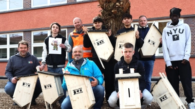 Handwerk trifft Naturschutz: Neun Nistkästen für Hornissen an Pestalozzischule entstanden. (Bild: Christina Liedl)