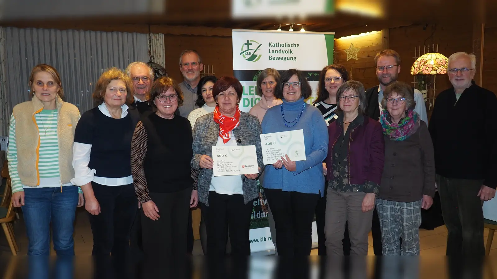 Die Vorstandschaft des KLB – Kreisverbandes Neustadt/WN übergibt an Maria Reitinger (vorne Mitte – rechts) von der bäuerlichen Familienberatung und an Anna Bolz (vorne Mitte – links) vom ambulanten Hospizdienst der Malteser Weiden/Neustadt jeweils 400 Euro. (Bild: Horst Pleyer)