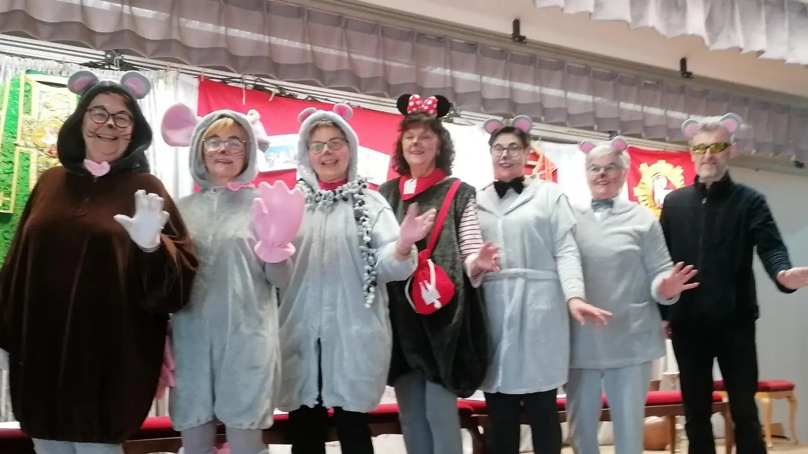 Die Kirchenmäuse, von links: Anita Hartmann, Anneliese Pilarski, Luzia Stingl, Erna Märkl, Inge Daller, Maria Kraus und „Chef” der Kirchenmäuse Pfarrer Helmut Brügel. (Bild: Anita Hartmann)