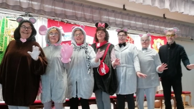 Die Kirchenmäuse, von links: Anita Hartmann, Anneliese Pilarski, Luzia Stingl, Erna Märkl, Inge Daller, Maria Kraus und „Chef” der Kirchenmäuse Pfarrer Helmut Brügel. (Bild: Anita Hartmann)