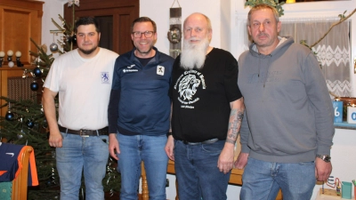 Auf dem Bild von links: Florian Stefan von den Löwenfreunden Schwarzenbach, Christian Dierl Vizepräsident vom TSV 1860 München, Udo Völkl von der Reisegruppe Oberpfalz und Roland Wagner vom Löwenstammtisch Kastl. (Bild: Udo Völkl)