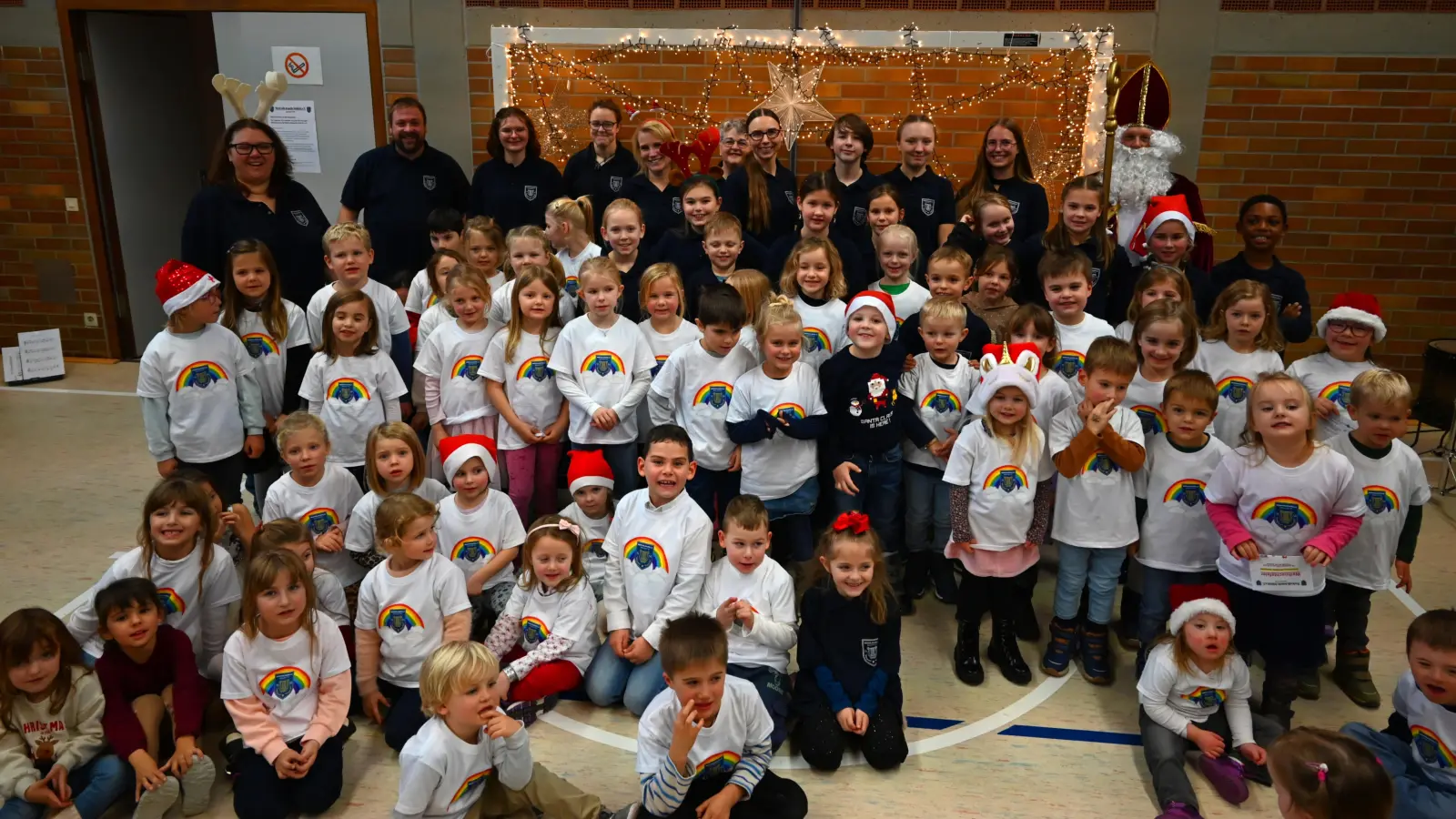 Die Akteure des Nachwuchs-Weihnachtskonzertes mit Früherziehung, Regenbogen-Gruppe, Blockflöten, Instrumentalschülern und Ausbildern bekamen viel Applaus. (Bild: Sabine Kredler)