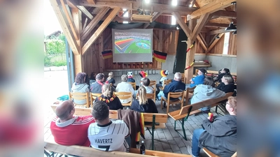 Beim Auftaktspiel Deutschland - Curacao waren bereits viele Interessierte zum Public Viewing in den Dorfstadl Thanstein gekommen. Am Samstag findet wieder eine Übertragung des zweiten Gruppenspiels gegen Elfenbeinküste statt. (Bild: Matthias Niebauer)
