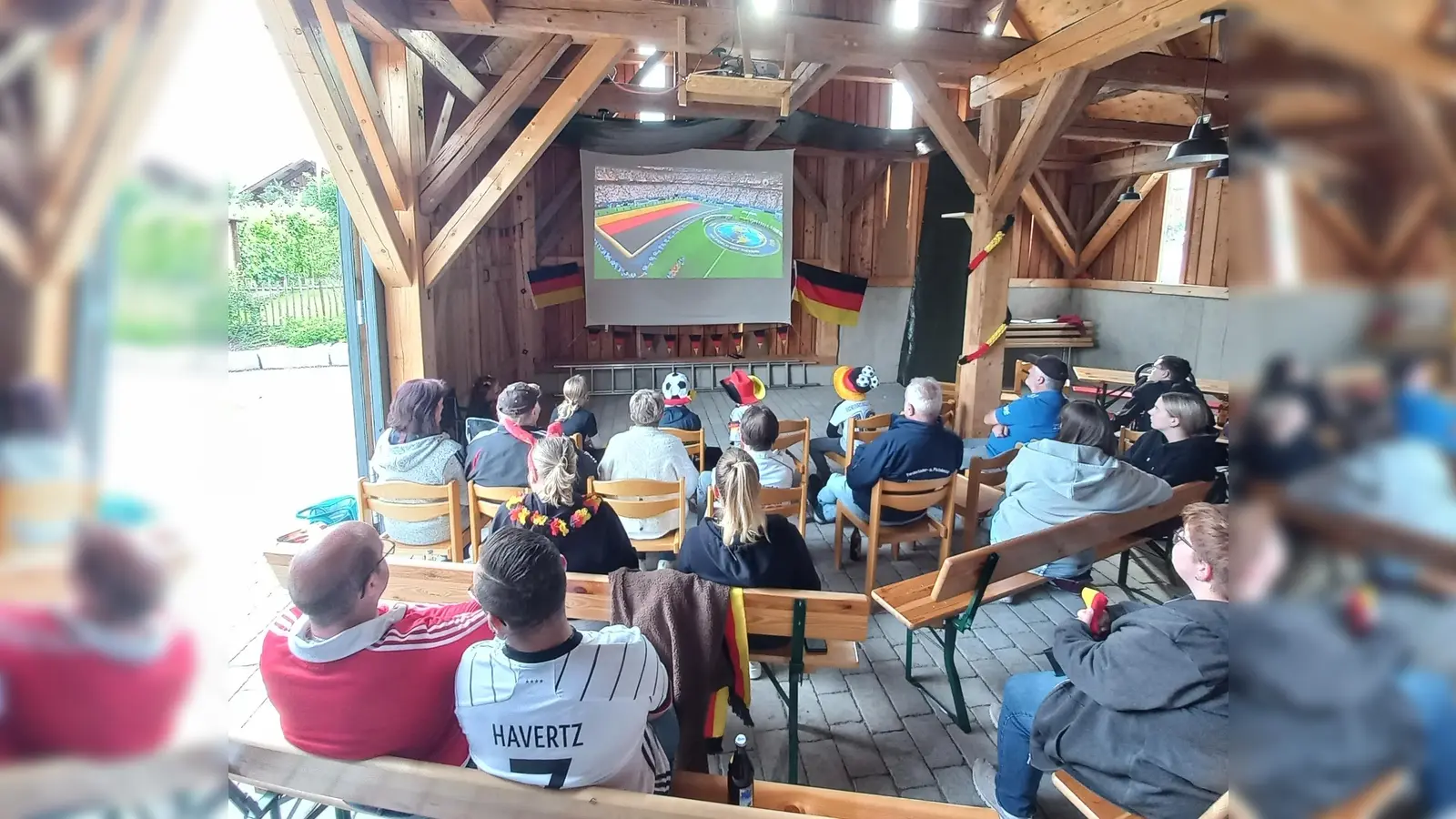 Beim Auftaktspiel Deutschland - Curacao waren bereits viele Interessierte zum Public Viewing in den Dorfstadl Thanstein gekommen. Am Samstag findet wieder eine Übertragung des zweiten Gruppenspiels gegen Elfenbeinküste statt. (Bild: Matthias Niebauer)