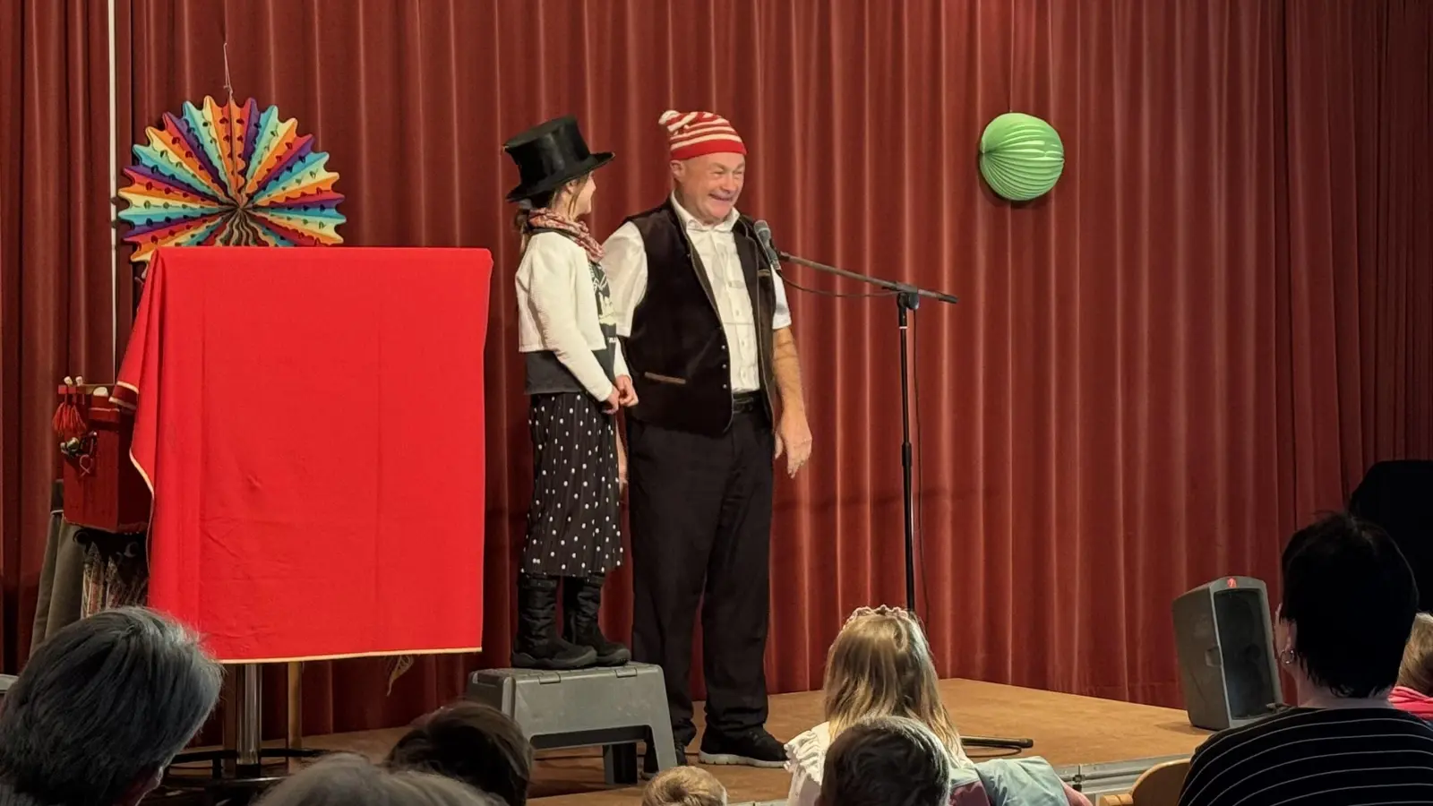 Zauberer Karli zu Besuch im SOS-Kinderdorf Oberpfalz  (Bild: Teresa Konrad)