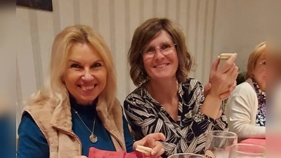 Petra Schicker und Kerstin Rumswinkel (im Bild bei einer Feier v. re.) wurden bei den Neuwahlen im Kunstverein Tirschenreuth wieder als die Erste Vorsitzende und die Zweite Vorsitzende für die nächsten drei Jahre bestätigt.  (Bild: Charlotte Baumer)