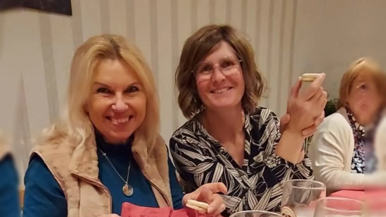 Petra Schicker und Kerstin Rumswinkel (im Bild bei einer Feier v. re.) wurden bei den Neuwahlen im Kunstverein Tirschenreuth wieder als die Erste Vorsitzende und die Zweite Vorsitzende für die nächsten drei Jahre bestätigt.  (Bild: Charlotte Baumer)