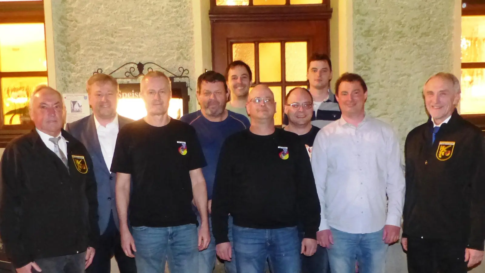 Die Neue Vereinsführung der Kastler Reservisten von li: Werner Gebhard, Stefan Braun, Richard Lang, Klaus Hiller, Thomas Geitner, Vorstand Christian Bäuml, Thomas Fink, Fabian Nemetschek, Tobais Hueber, Bertram Gebhard,  (Bild: Josef Piehler)