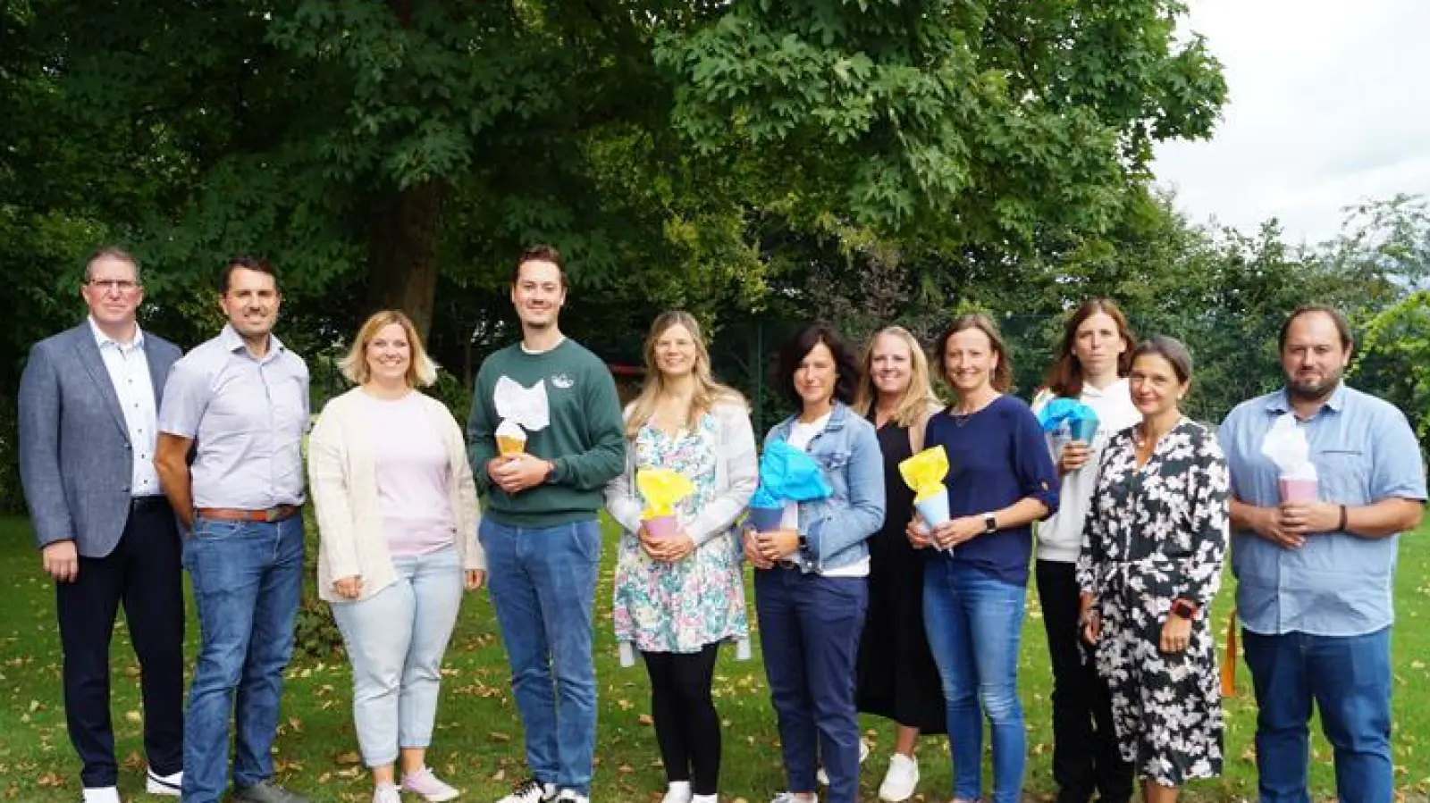 Die neuen Lehrkräfte zusammen mit der Schulleitung und dem örtlichen Personalrat (Bild: Florian Dendorfer)