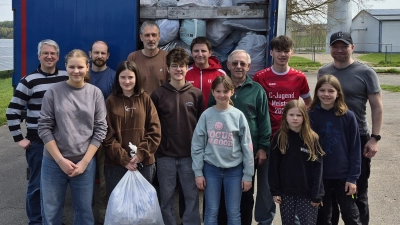 Die zahlreichen Helfer der Kolpingsfamilie Pfreimd freuten sich über das Ergebnis der Kleidersammlung. (Bild: Angi Hirmer)