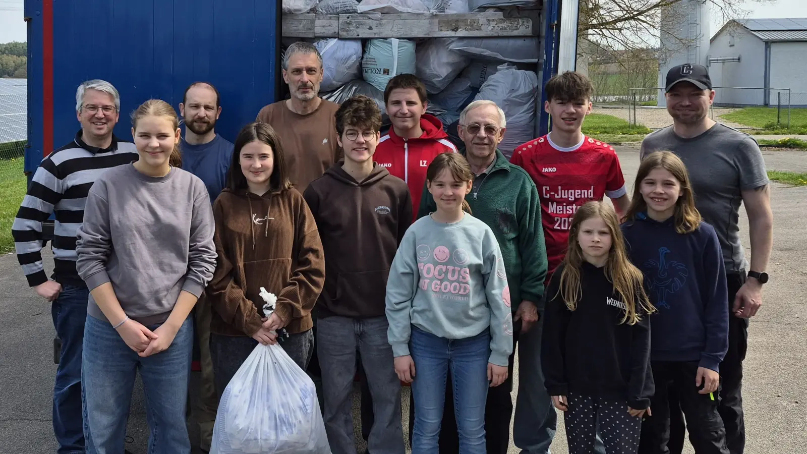 Die zahlreichen Helfer der Kolpingsfamilie Pfreimd freuten sich über das Ergebnis der Kleidersammlung. (Bild: Angi Hirmer)