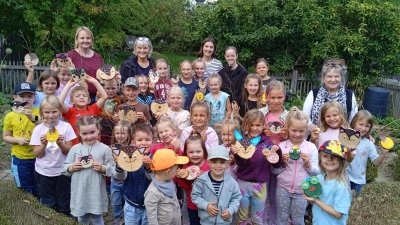 Frauen-Union mit ihren Schützlingen im kleinen „Garten Eden” in Floß.  (Bild: Carolin Bydkiewski)