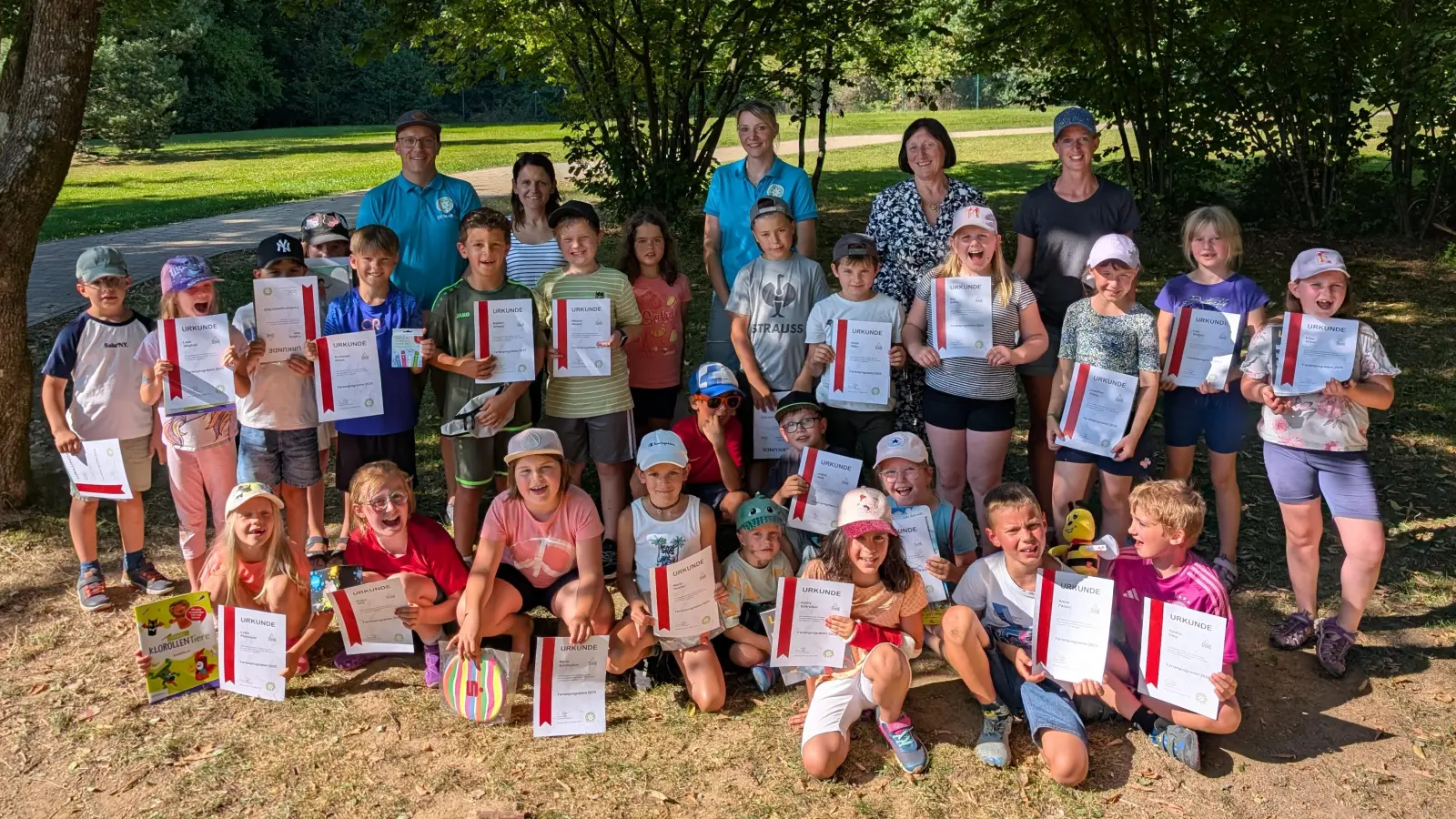 Die 5 Gruppen mit ihren Teamleitern bei der Siegerehrung der Dorf-Rallye. (Bild: Dr. Bastian Roth)