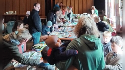 auf dem Bild kann man die gut vorbereiteten Verkaufsstände der Minis sehen, auch auf dem Bild sind interessierte Personen die Käufe abwickeln  (Bild: Jasmin Beck)