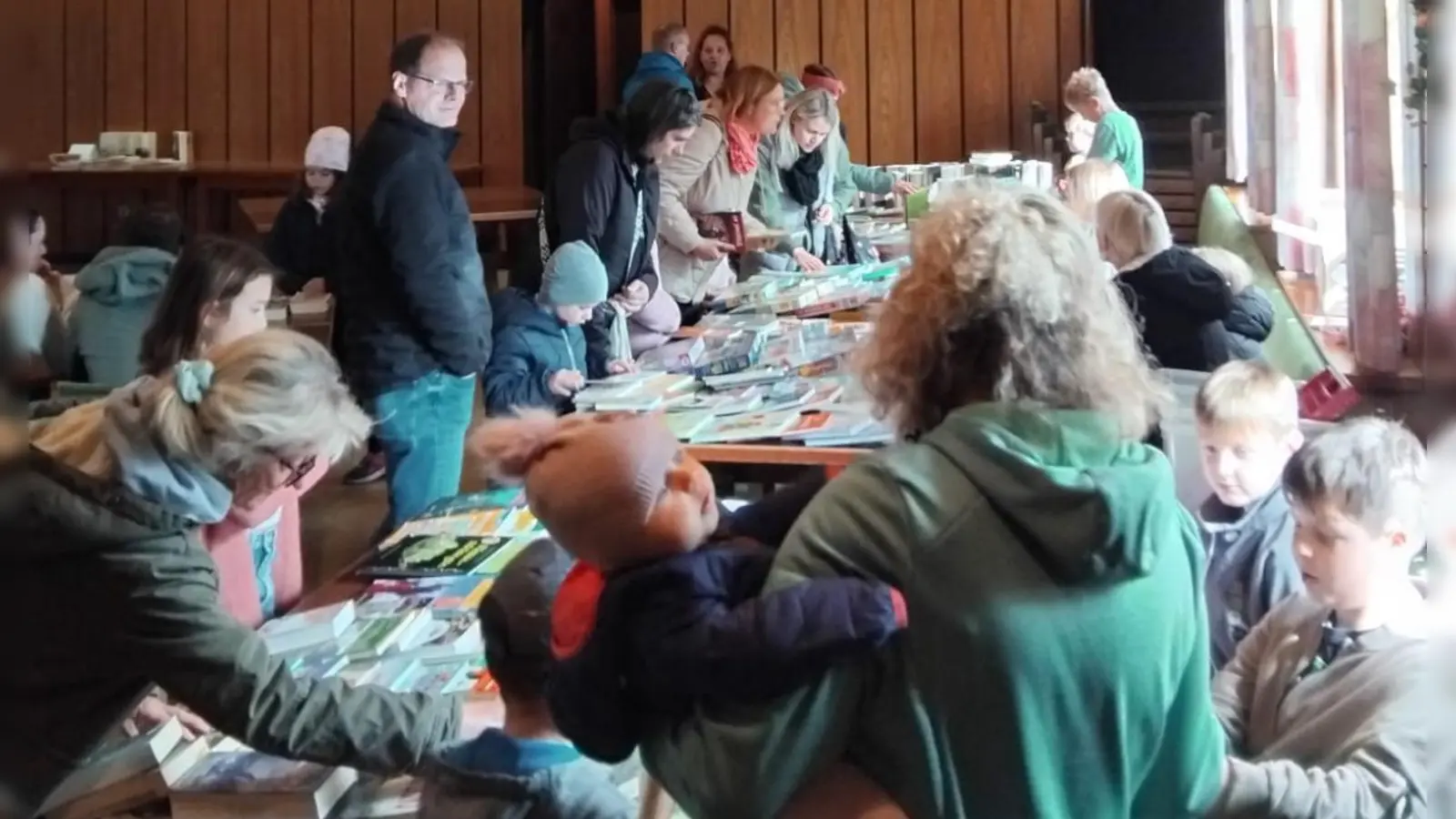 auf dem Bild kann man die gut vorbereiteten Verkaufsstände der Minis sehen, auch auf dem Bild sind interessierte Personen die Käufe abwickeln  (Bild: Jasmin Beck)