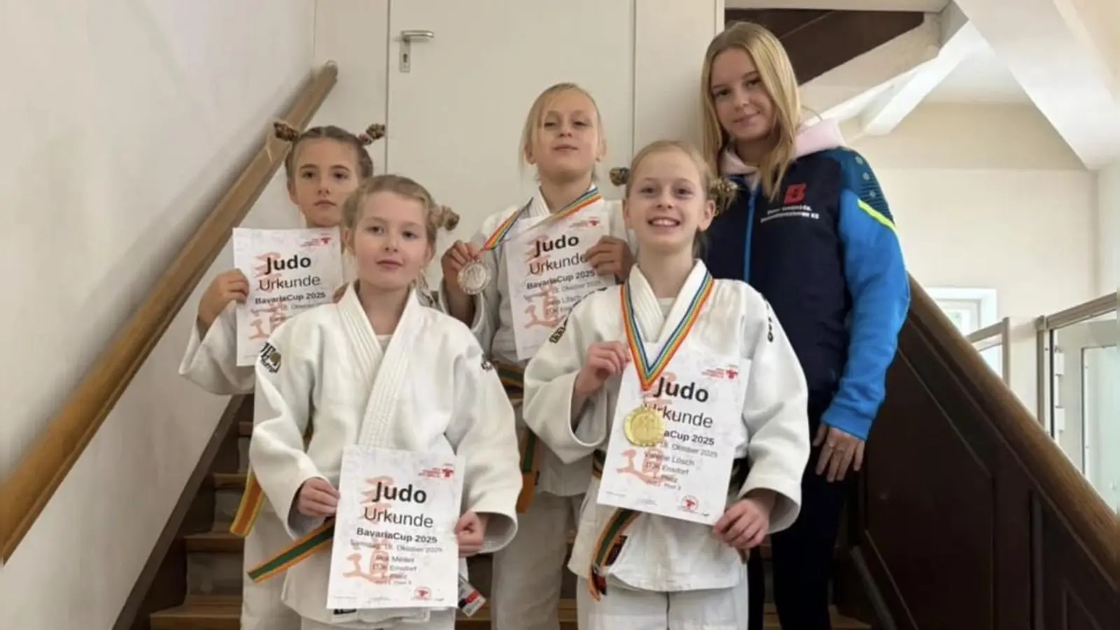 Die erfolgreichen Mädels beim Bavaria Cup mit Coach Laura (Bild: Yvonne Luber)