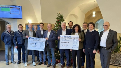 Stellvertretend für alle Serviceclubs aus der Stadt Amberg und dem Landkreis Amberg-Sulzbach überreichte Marco Werner (3.v.li.) die Schecks an Bürgermeister Martin Preuß (6.v.li.) und Landrat Richard Reisinger (7.v.li.). (Bild: Christine Hollederer)